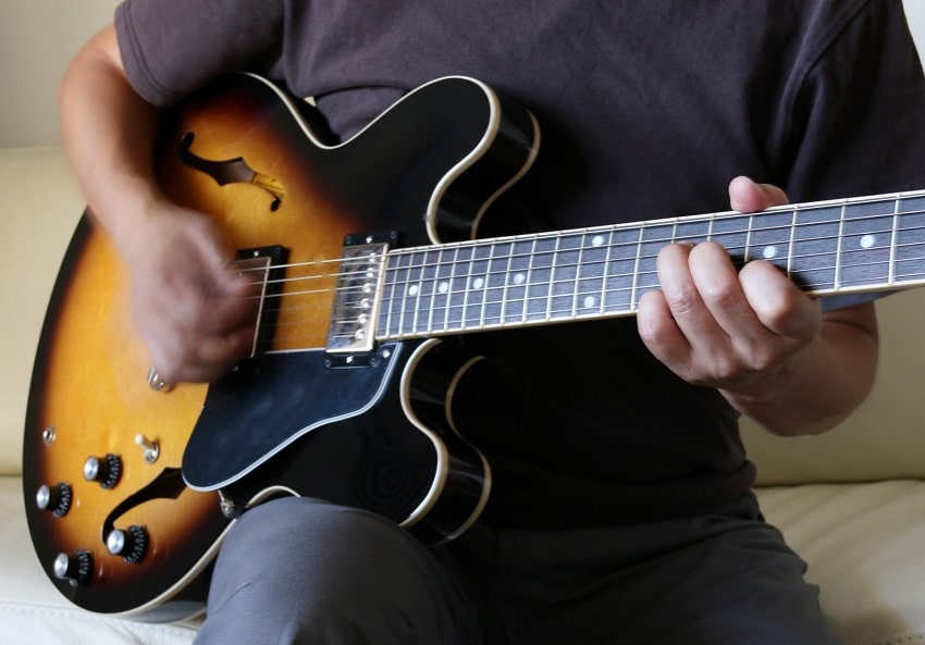 ホロウボディギターとは？主な特徴やソリッドボディギターとの違いを